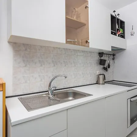 Stunning In With Kitchen Apartment *